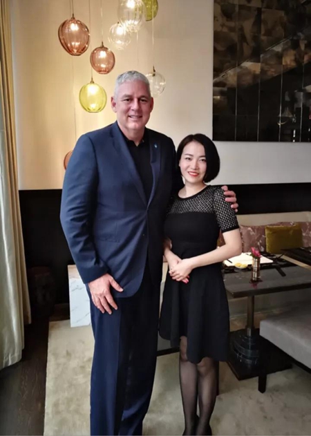 永銘國際項目總監(jiān)Echo與圣盧西亞總理合影 小國護照