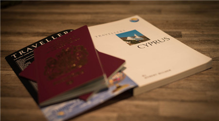 桌面上的護(hù)照