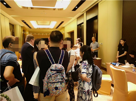 等待現(xiàn)場(chǎng)咨詢的高客